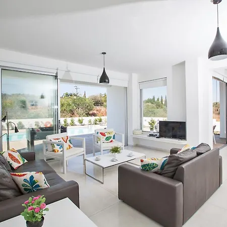 Rent Your Dream Holiday And Look Forward To Relaxing Beside Your Private Pool 1687 빌라 프로타라스