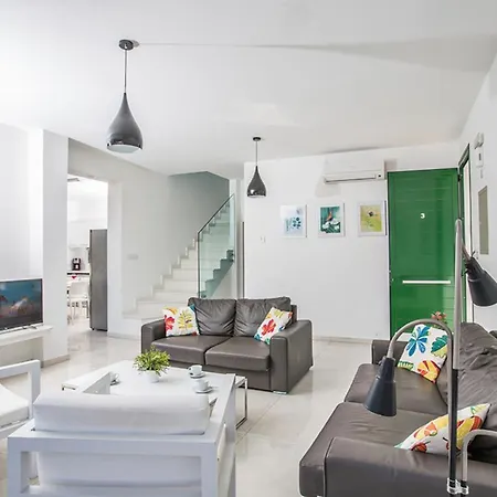 Rent Your Dream Holiday And Look Forward To Relaxing Beside Your Private Pool 1687 빌라