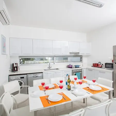 Rent Your Dream Holiday And Look Forward To Relaxing Beside Your Private Pool 1687
